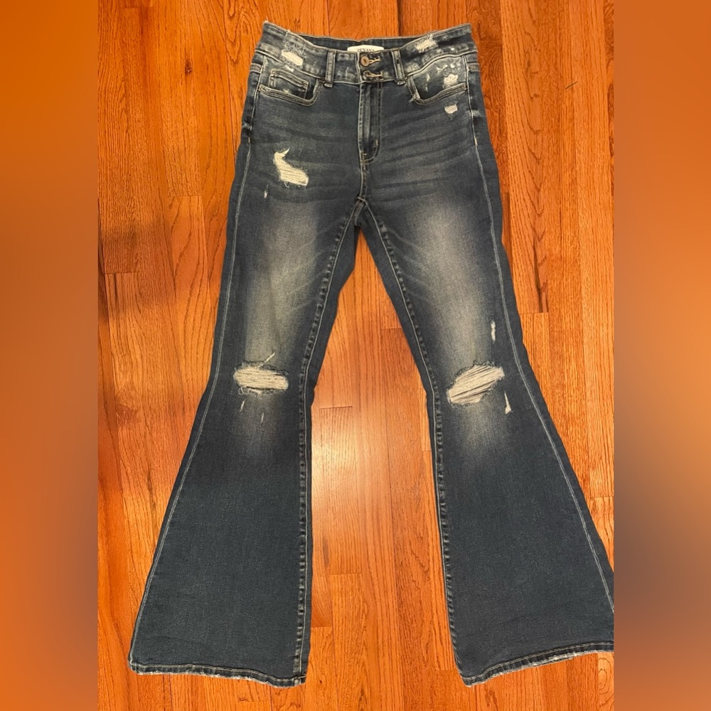 NWOT Zenana Flare Jeans Distressed High Rise. Size 28. Medium Wash. 💙